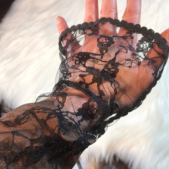 ✨HP✨Vintage Leather & Lace Top Gorgeous Cuffs! - Picture 3 of 16